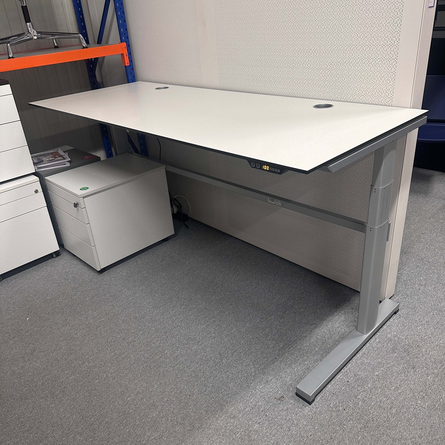 Vario Stage Schreibtisch adjustable 200x80cm white tabletop with gray frame and cable management