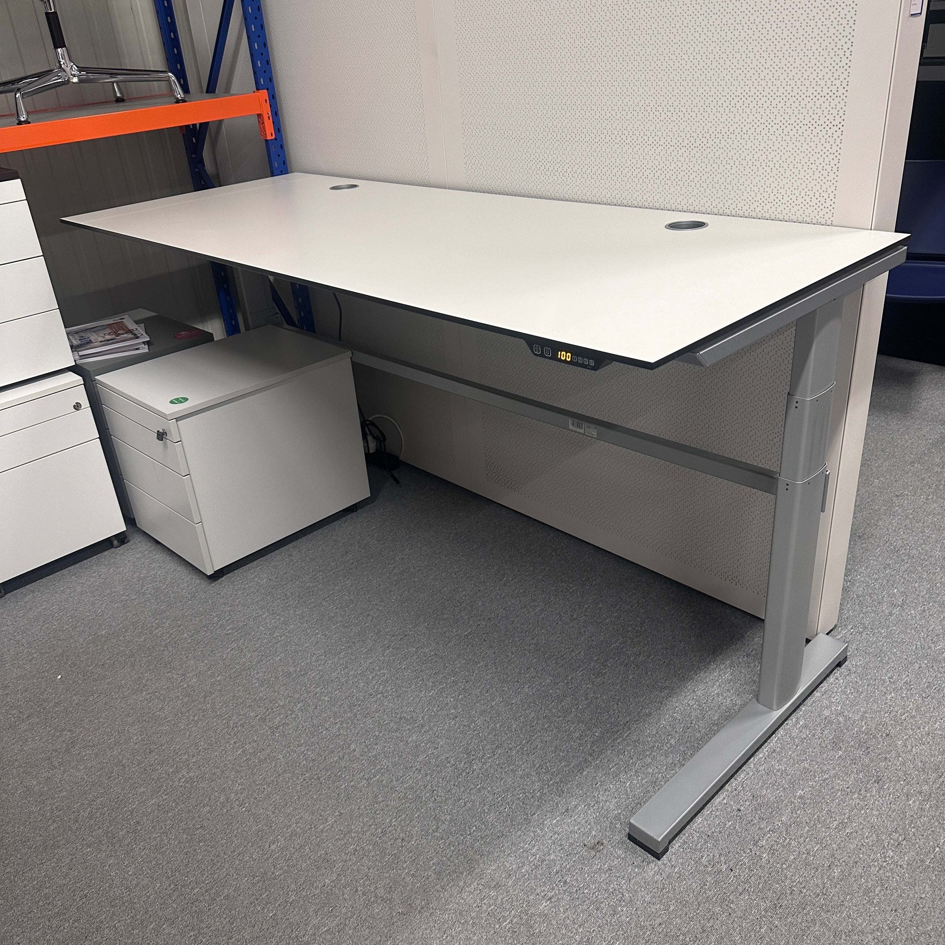 Vario Stage Schreibtisch adjustable 200x80cm white tabletop with gray frame and cable management