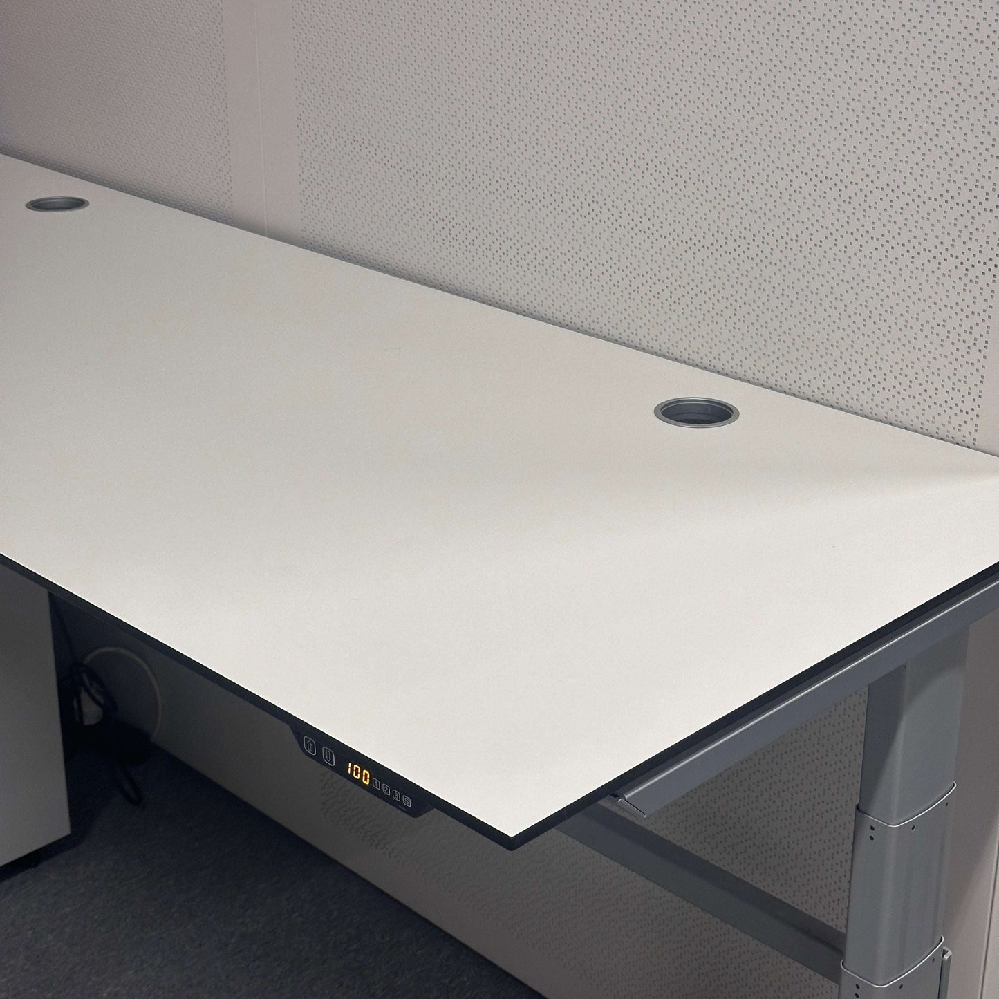 Vario Stage Schreibtisch adjustable height desk with white tabletop, black edge, gray frame, 200x80 cm, electric height control, memory function, cable management