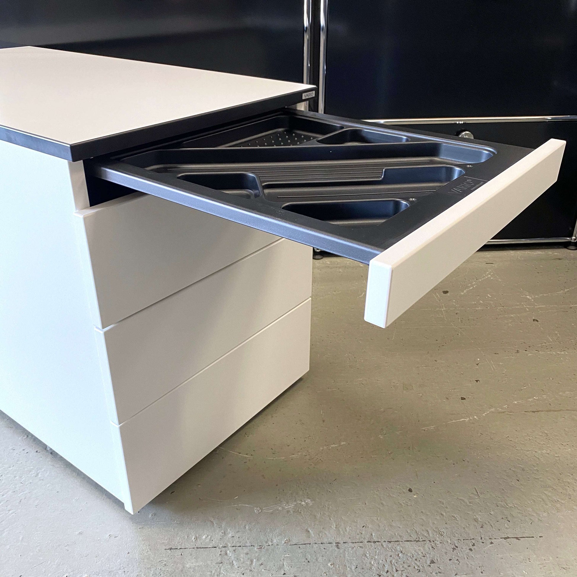 Vario VERSA S Rollcontainer white office drawer unit with open top organizer tray and three closed drawers on wheels