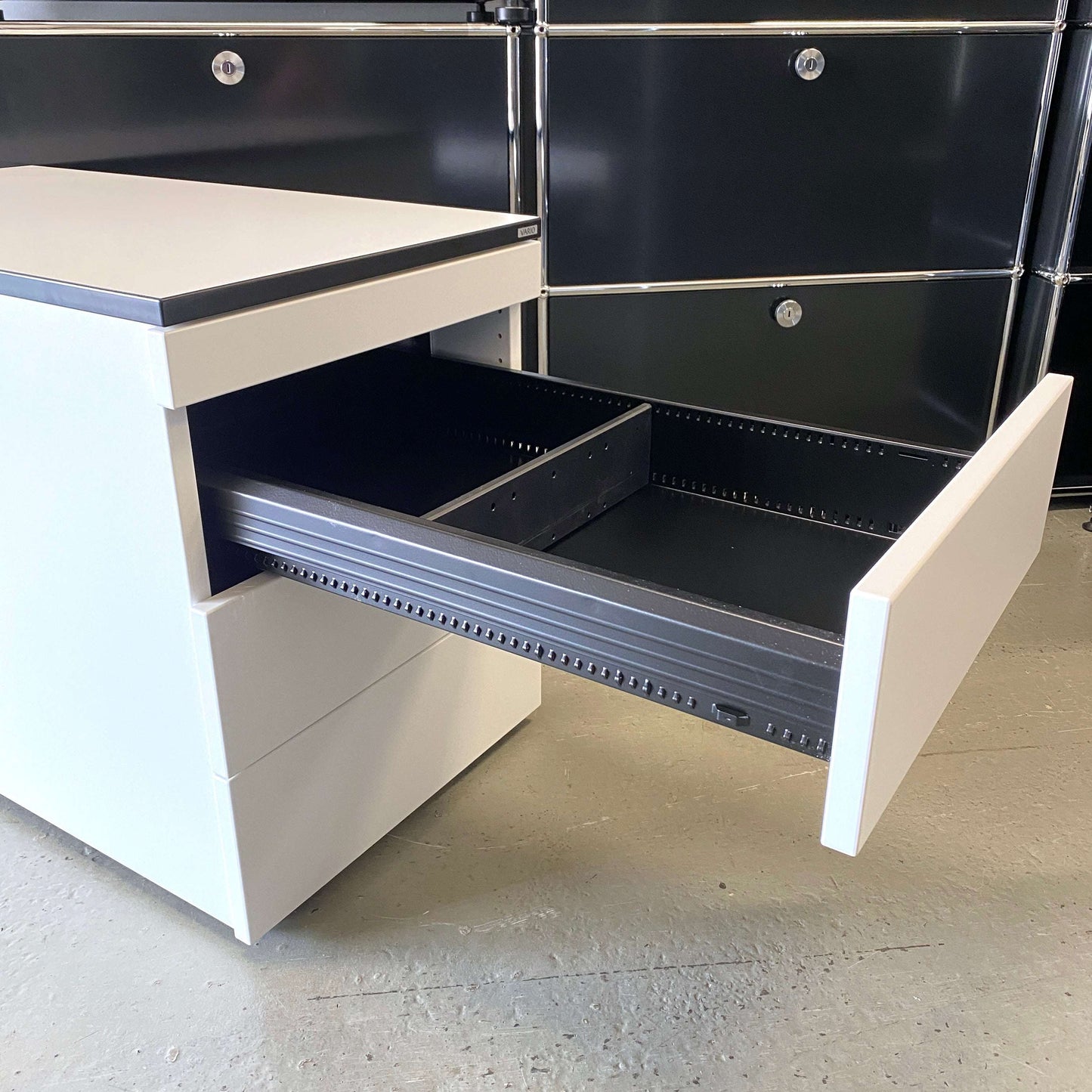 Vario VERSA S Rollcontainer white mobile drawer unit with soft-closing drawers and hard wheels