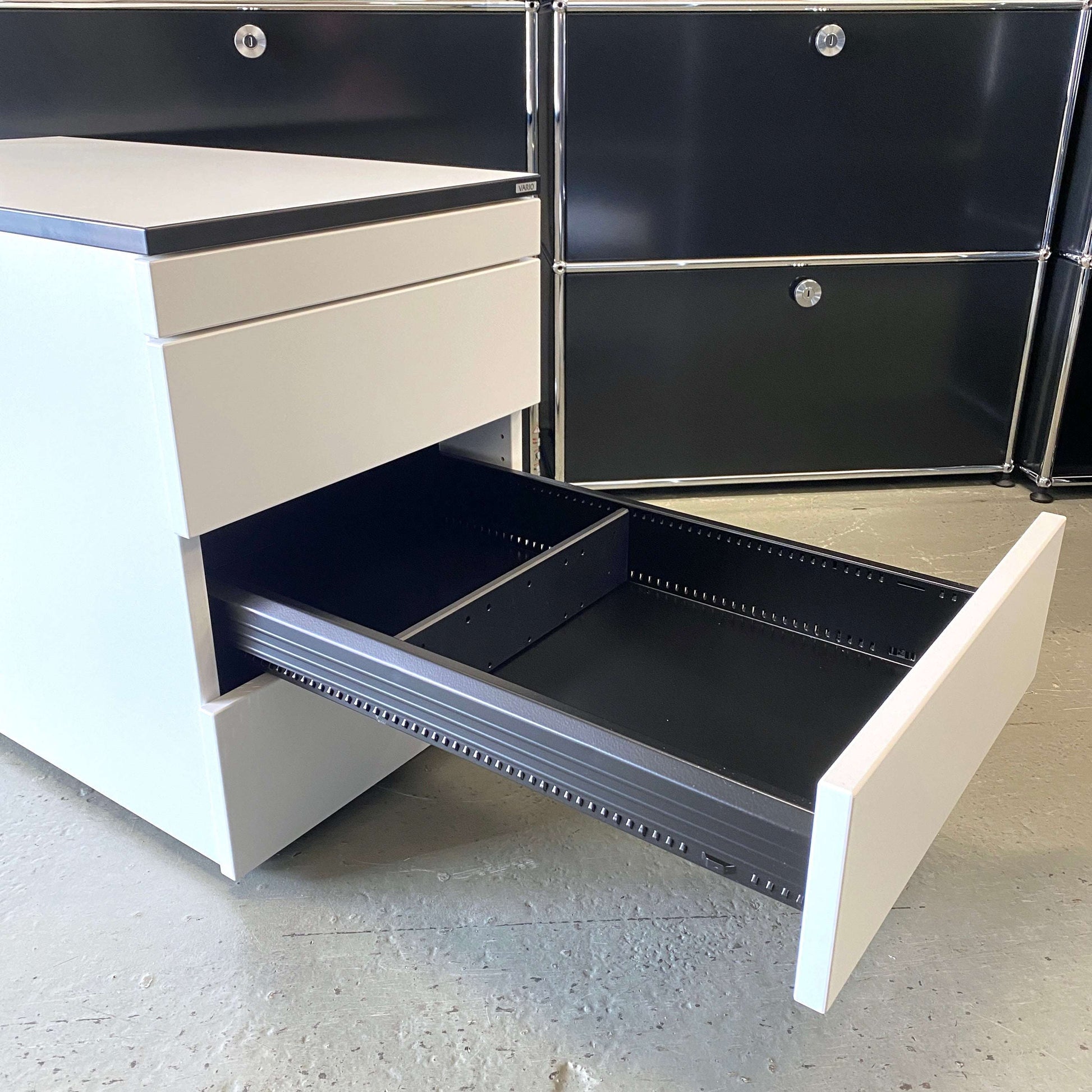 Vario VERSA S Rollcontainer in premium white with black edging, three soft-close drawers, removable tray, and hard caster wheels
