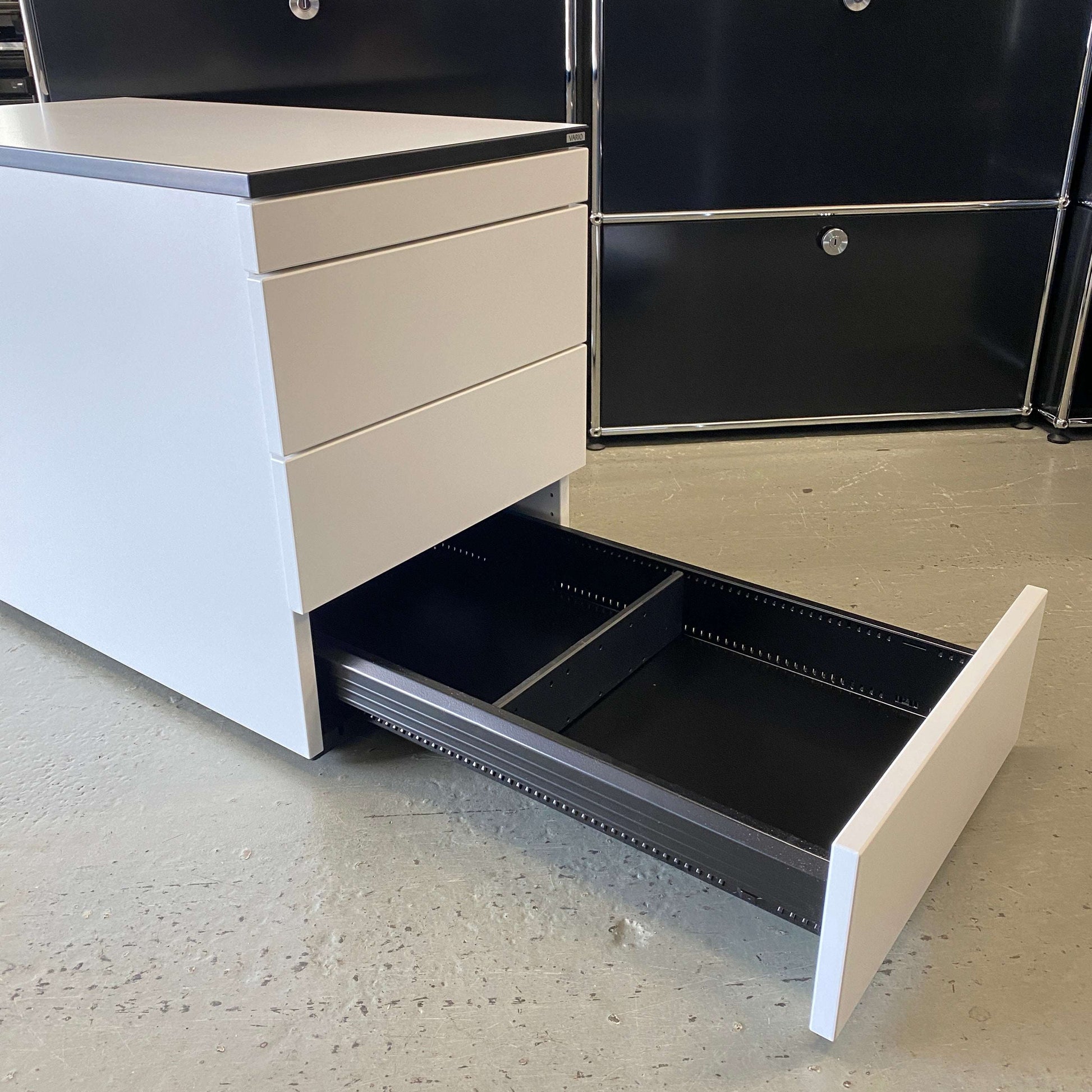 Vario VERSA S Rollcontainer mobile drawer unit in premium white with black edges and soft-close drawers
