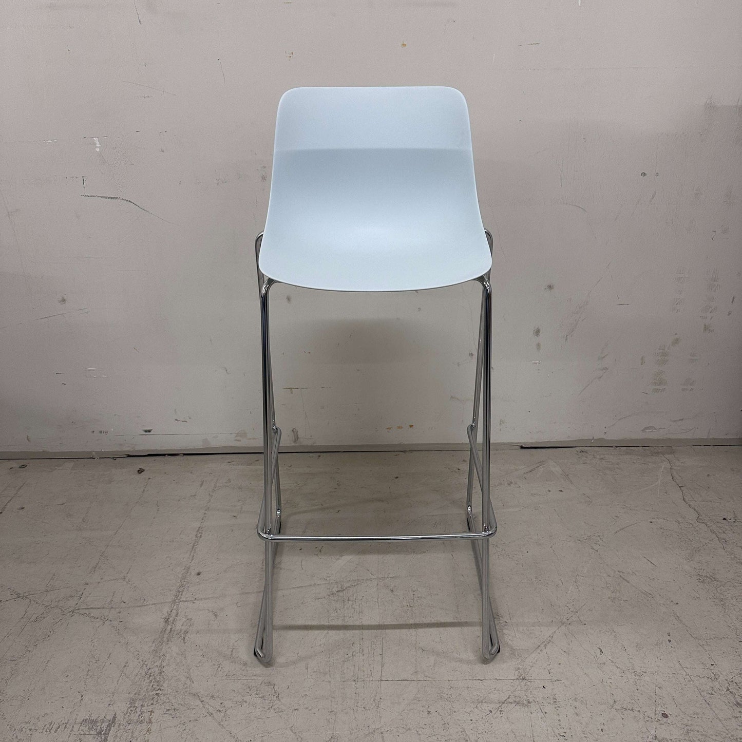 Viasit Solix Barhocker mit hellblauer Kunststoffsitzfläche und verchromtem Metallgestell frontal sichtbar