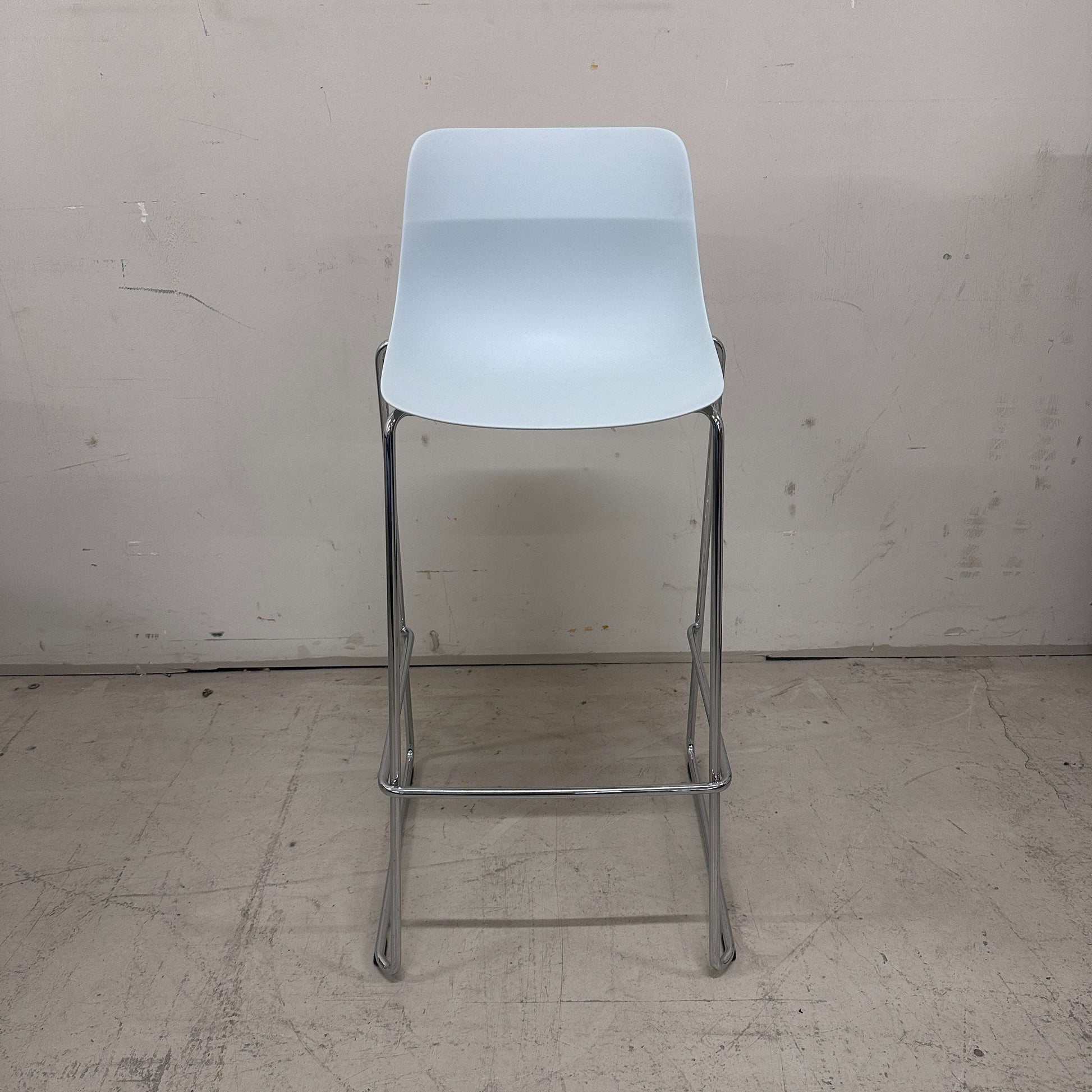 Viasit Solix Barhocker mit hellblauer Kunststoffsitzfläche und verchromtem Metallgestell frontal sichtbar