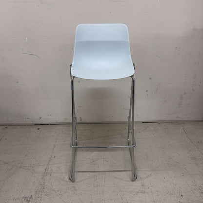 Viasit Solix Barhocker mit hellblauer Kunststoffsitzfläche und verchromtem Metallgestell frontal sichtbar