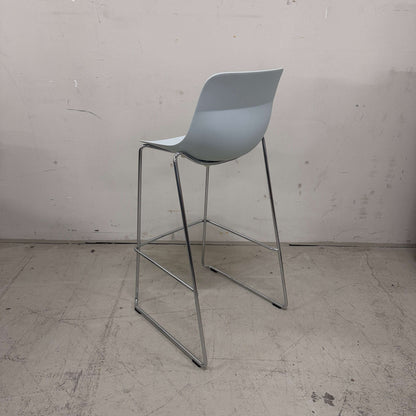 Viasit Solix Barhocker aus hellblauem Kunststoff mit verchromtem Metallgestell vor grauer Wand