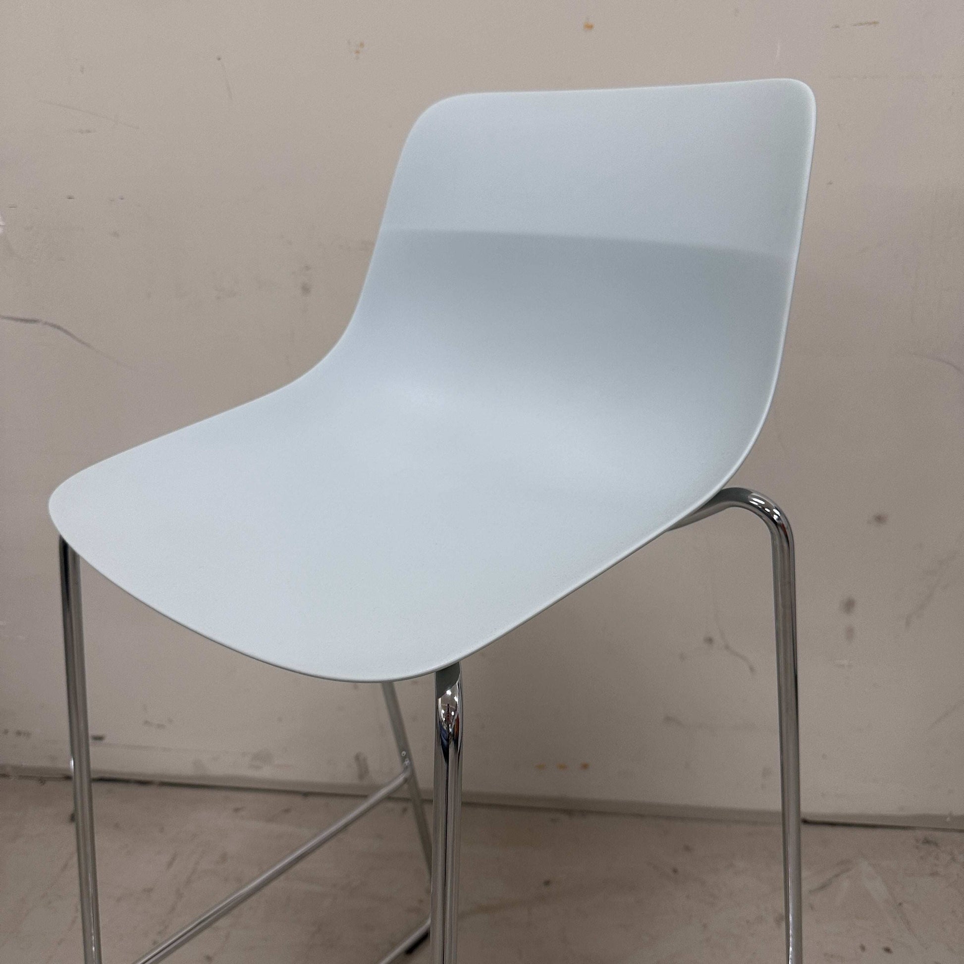 Viasit Solix Barhocker mit hellblauer Kunststoffsitzfläche und verchromtem Metallgestell