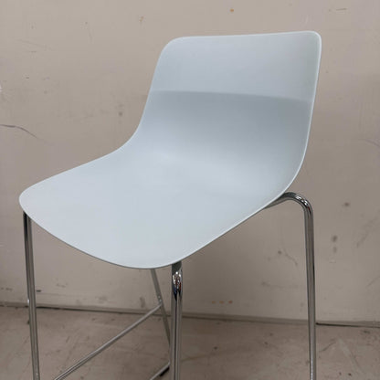 Viasit Solix Barhocker mit hellblauer Kunststoffsitzfläche und verchromtem Metallgestell