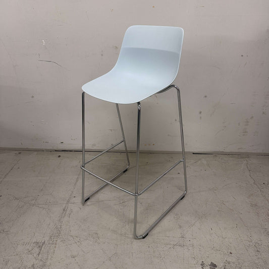 Viasit Solix Barhocker mit hellblauer Kunststoff-Sitzfläche und verchromtem Metallgestell