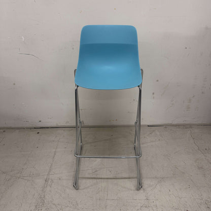 Viasit Solix Barhocker mit petrolblauer Kunststoffsitzfläche und verchromtem Metallgestell