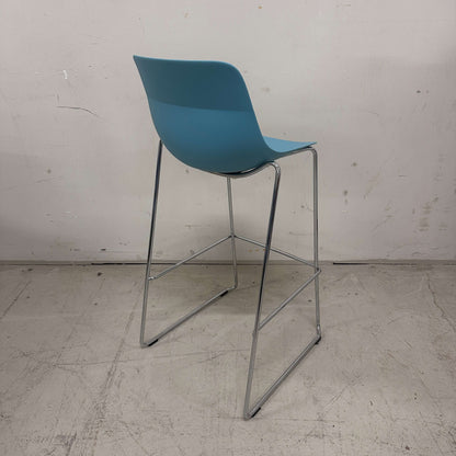 Viasit Solix Barhocker mit petrolblauer Kunststoffsitzfläche und verchromtem Metallgestell