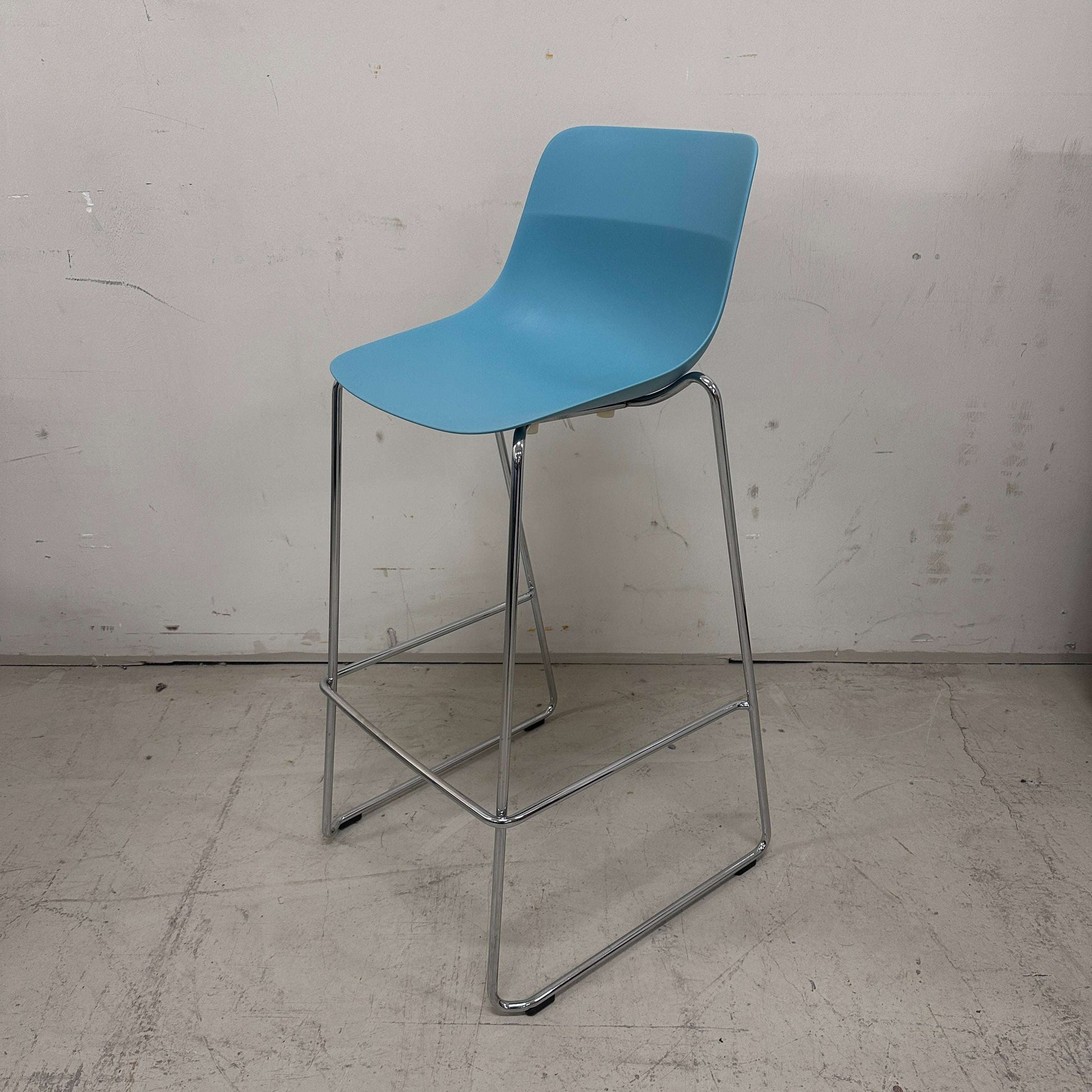 Viasit Solix Barhocker mit petrolblauer Kunststoffsitzfläche und verchromtem Metallgestell