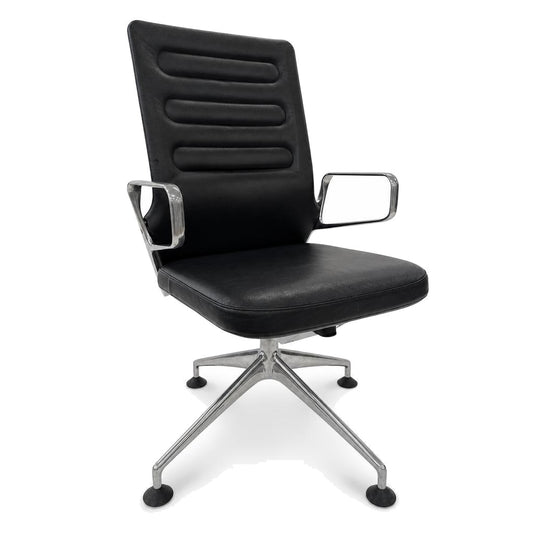 Vitra AC 4 Konferenzstuhl aus schwarzem Leder mit poliertem Aluminium-Fußkreuz und Armlehnen auf weißem Hintergrund.