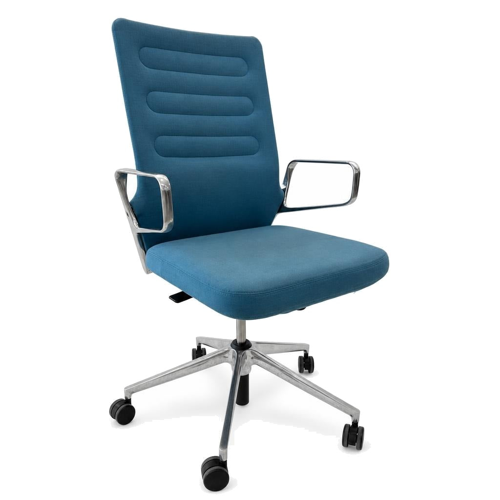 Vitra AC 4 Bürostuhl in blauem Stoff mit poliertem Aluminium-Fußkreuz und Armlehnen auf Rollen.