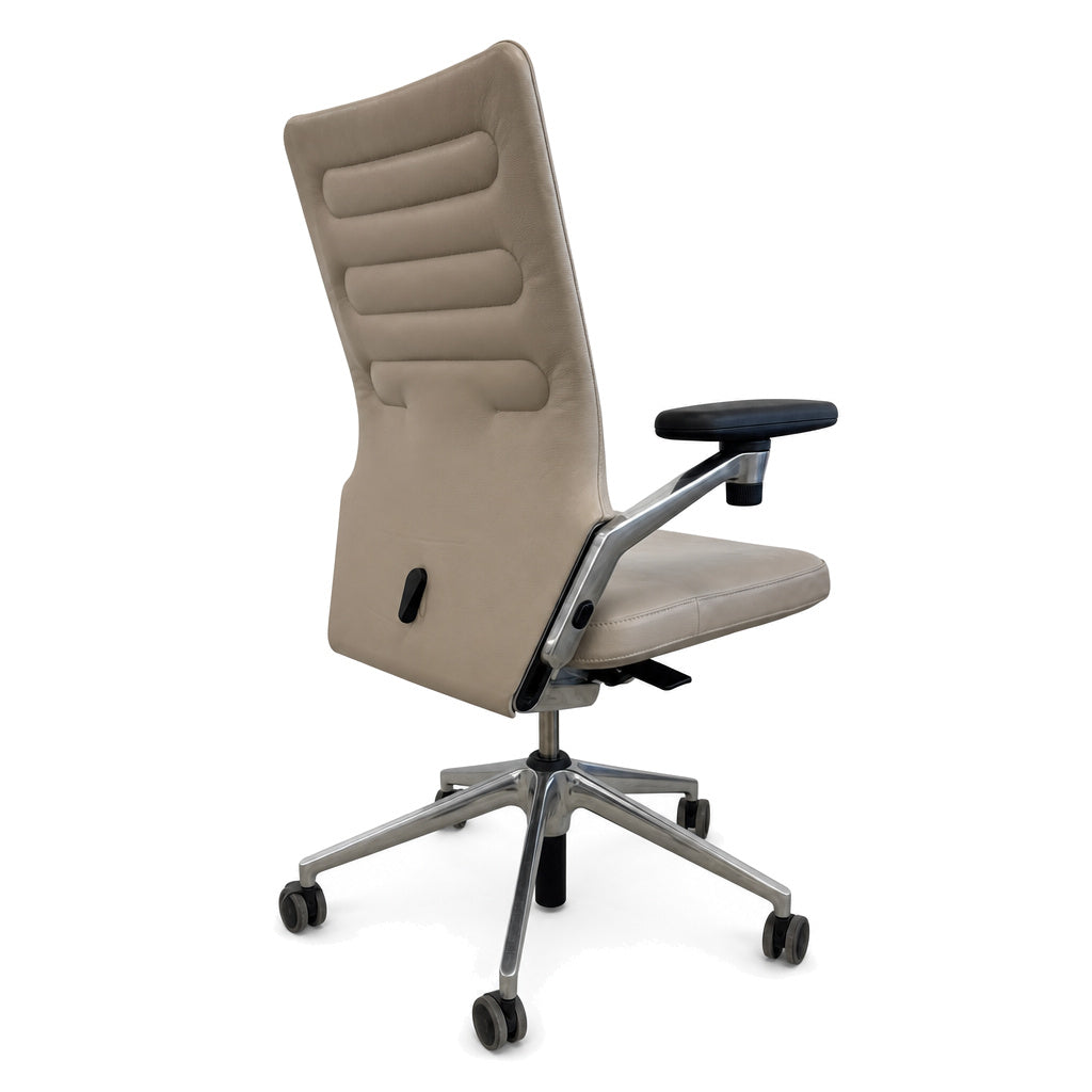 Vitra AC4 Bürostuhl in beigem Leder mit poliertem Aluminium-Fußkreuz und verstellbaren Armlehnen auf Rollen.