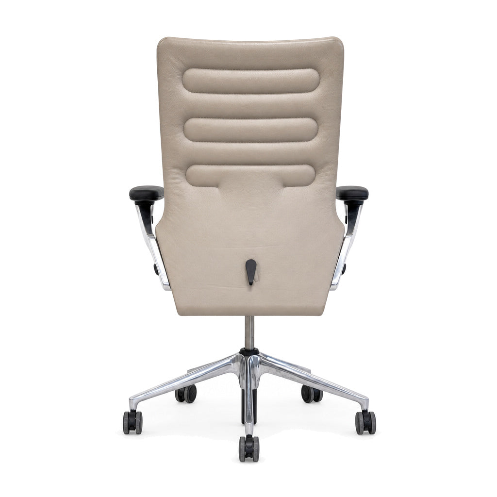 Vitra AC4 Bürostuhl in beigem Leder mit poliertem Aluminium-Fußkreuz, Rückansicht.
