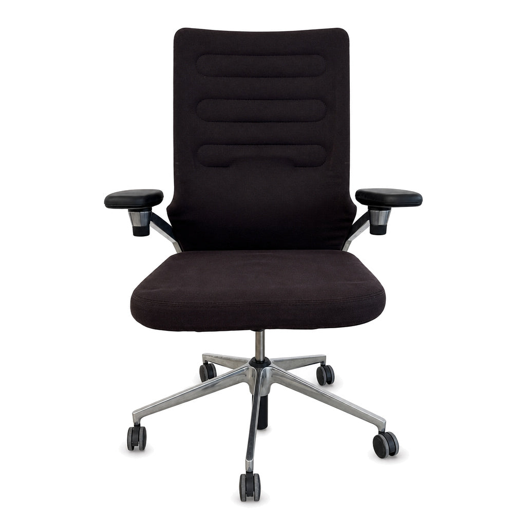 Vitra AC4 Bürostuhl in Schwarz mit Stoffbezug, verstellbaren Armlehnen und poliertem Aluminium-Fußkreuz auf Rollen.