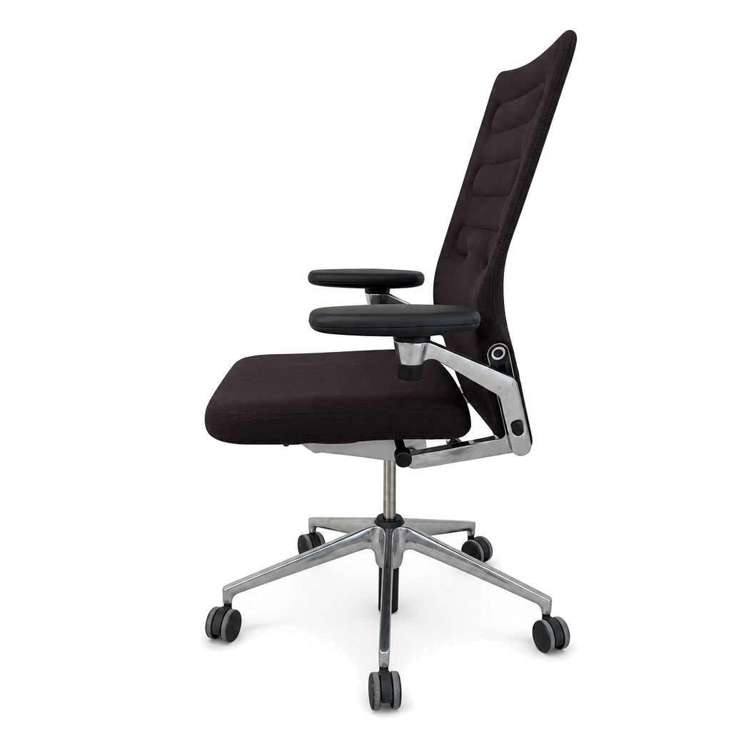Vitra AC4 Bürostuhl in Schwarz mit Stoffbezug, poliertem Aluminium-Fußkreuz und verstellbaren Armlehnen in Seitenansicht.