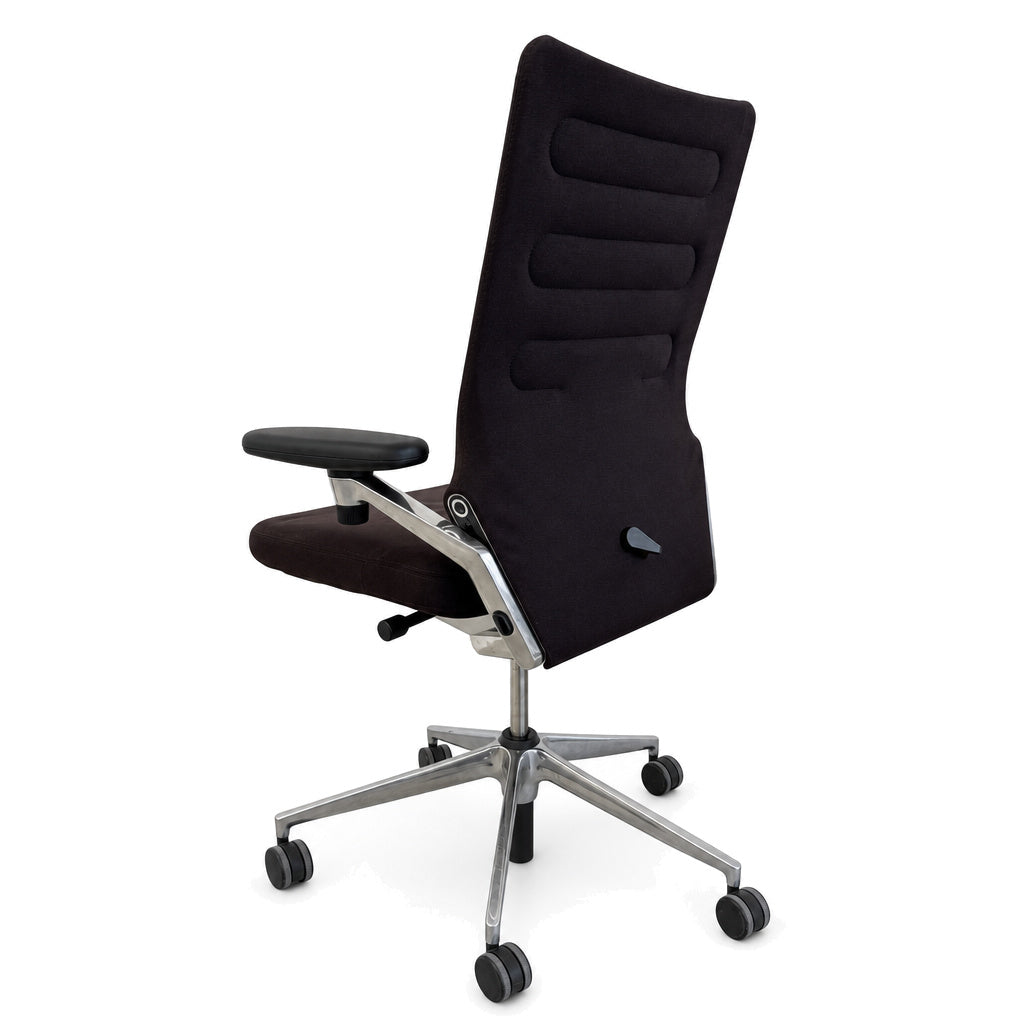 Vitra AC4 Bürostuhl in Schwarz mit gepolsterter Rückenlehne, verstellbaren Armlehnen und poliertem Aluminium-Fußkreuz.