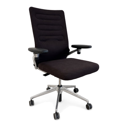 Vitra AC4 Bürostuhl mit schwarzem Stoffbezug, verstellbaren Armlehnen und poliertem Aluminium-Fußkreuz auf Rollen.