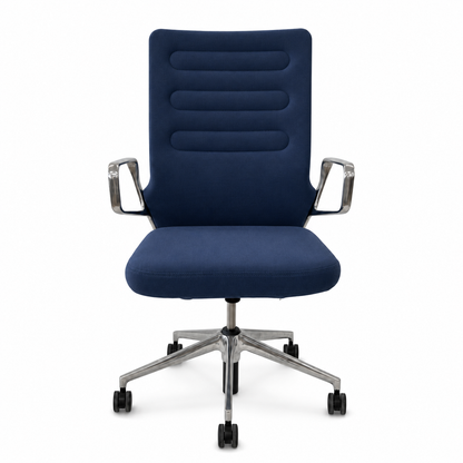 Vitra AC4 Work Bürostuhl in Dunkelblau mit Stoffbezug, poliertem Aluminium-Fußkreuz und Metallarmlehnen.
