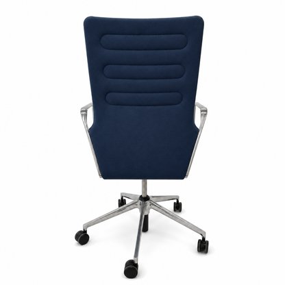 Vitra AC4 Bürostuhl in Dunkelblau mit gepolsterter Rückenlehne, poliertem Aluminium-Fußkreuz und Metallarmlehnen.