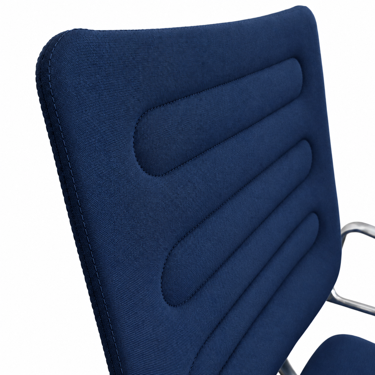 Vitra AC4 Bürostuhl mit dunkelblauem Stoffbezug und markanter horizontaler Polsterung sowie polierten Metallarmlehnen.