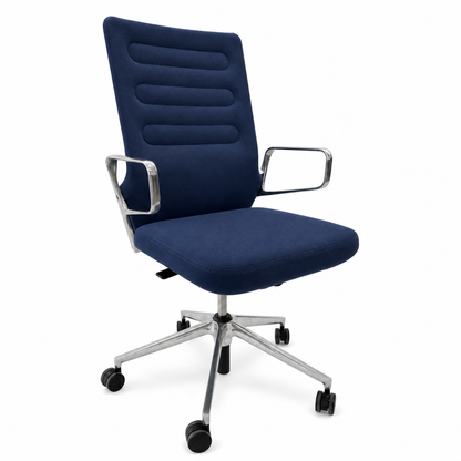 Vitra AC4 Bürostuhl in Dunkelblau mit Stoffbezug, poliertem Aluminium-Fußkreuz und eleganten Metallarmlehnen.