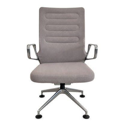 Vitra AC4 Bürostuhl in Beige mit Stoffbezug, poliertem Aluminium-Fußkreuz und Armlehnen vor weißem Hintergrund.