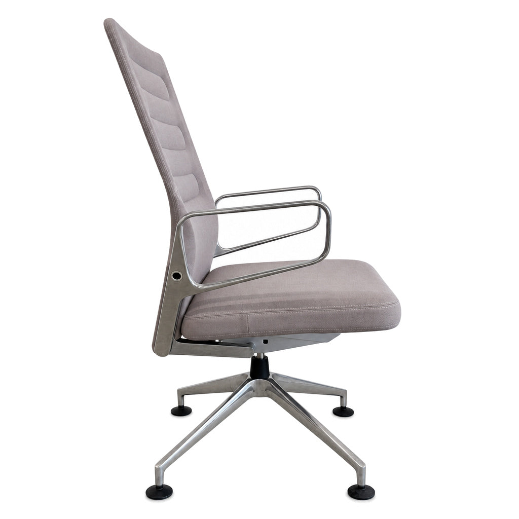 Vitra AC4 Bürostuhl in Beige mit Stoffbezug, poliertem Aluminium-Fußkreuz und Armlehnen in Seitenansicht.