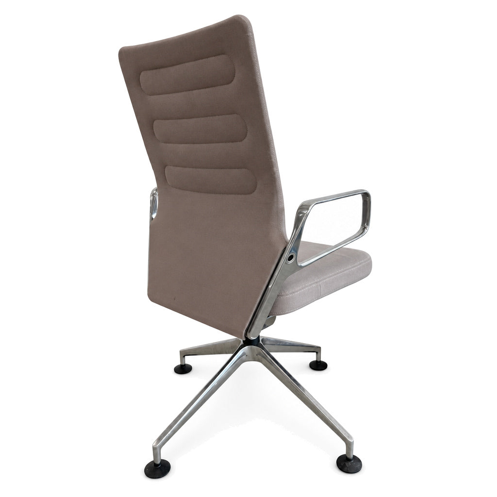 Vitra AC4 Bürostuhl in Beige mit Stoffbezug, poliertem Aluminium-Fußkreuz und Armlehnen in moderner Design-Optik.