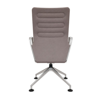 Vitra AC4 Bürostuhl in Beige mit gepolsterter Rückenlehne und poliertem Aluminium-Fußkreuz auf weißem Hintergrund.