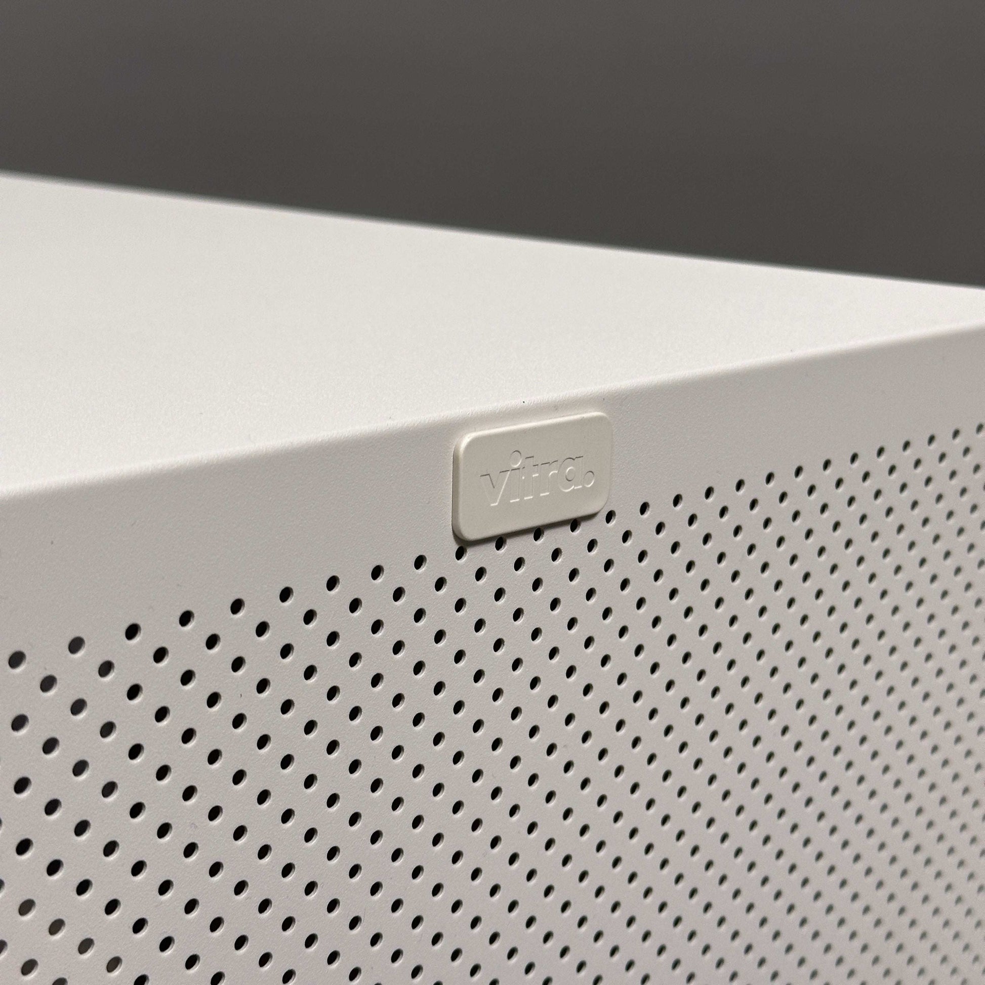 Vitra Ad Hoc weißer abschließbarer Ordneraufsatz mit Stoffrückwand und perforierter Front in 80x38x40 cm Größe