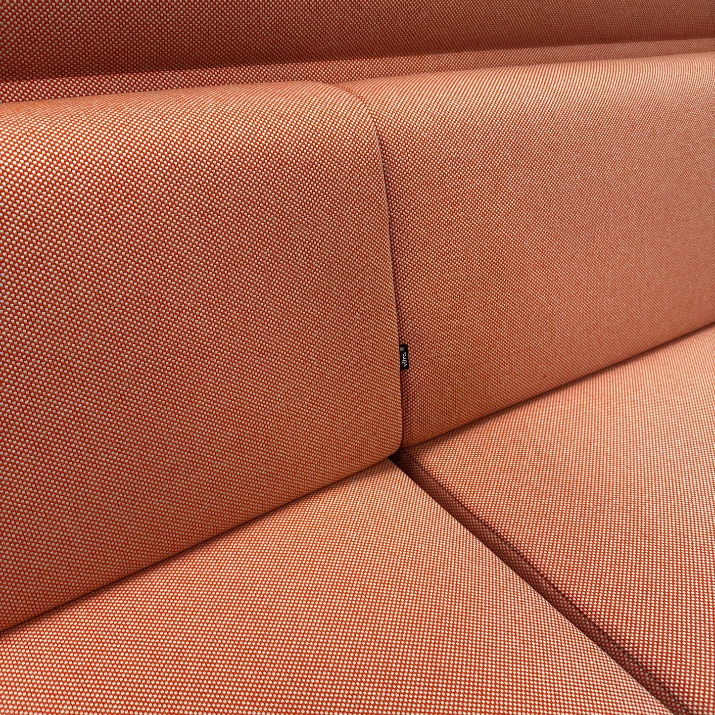 Vitra Alcove 3-Sitzer Sofa in pastellrotem Hopsak-Stoff mit gepolsterten Rückenpaneelen und chromgestell