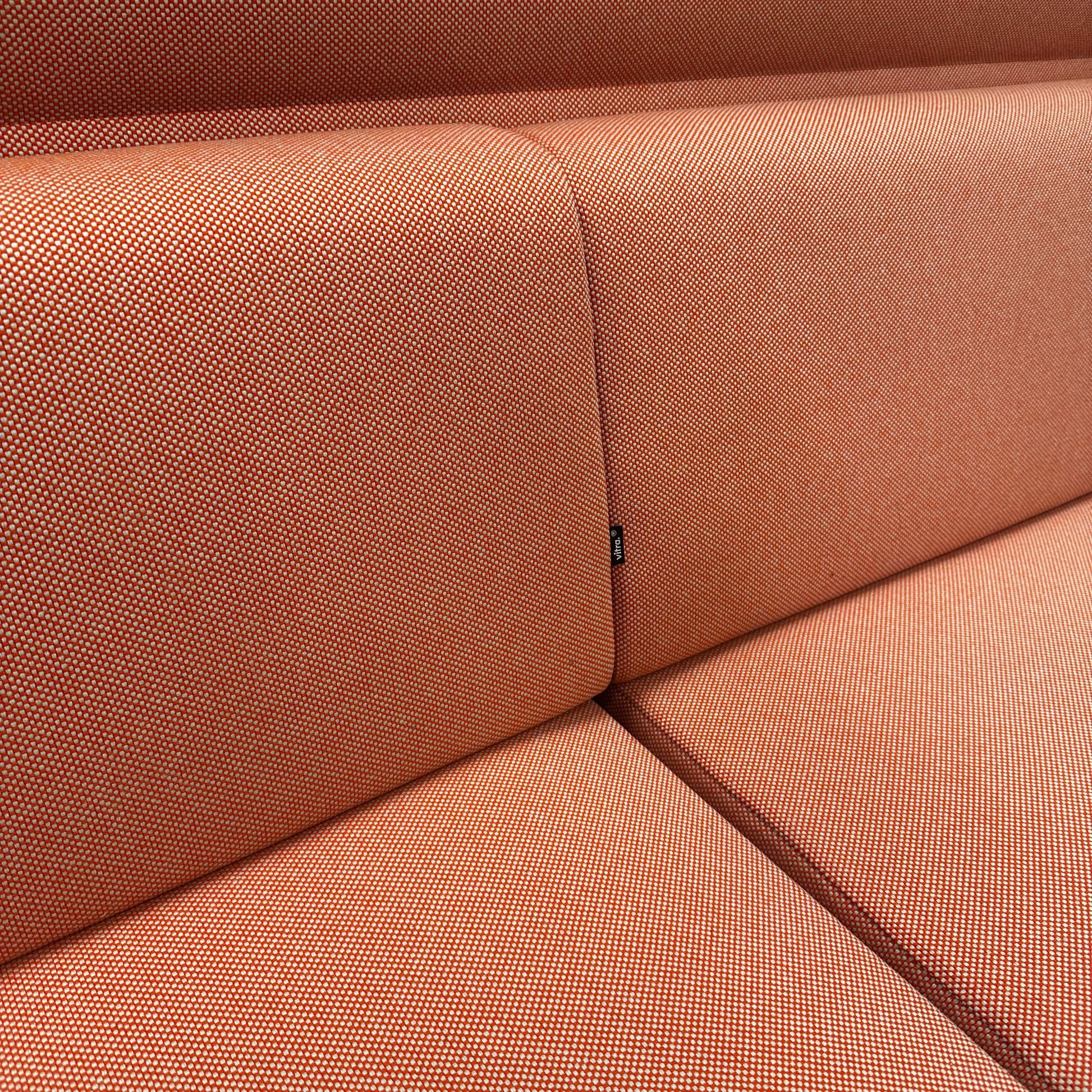Vitra Alcove 3-Sitzer Sofa in pastellrotem Hopsak-Stoff mit gepolsterten Rückenpaneelen und chromgestell