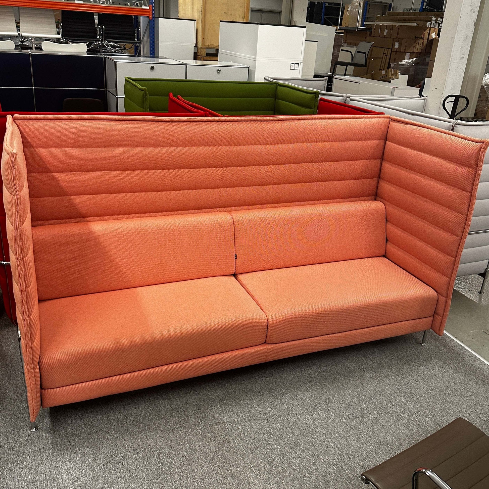 Vitra Alcove 3-Sitzer Sofa in pastellrotem Hopsak-Stoff mit hohen gepolsterten Seiten- und Rückenpaneelen und chromfarbenem Stahlrohrgestell