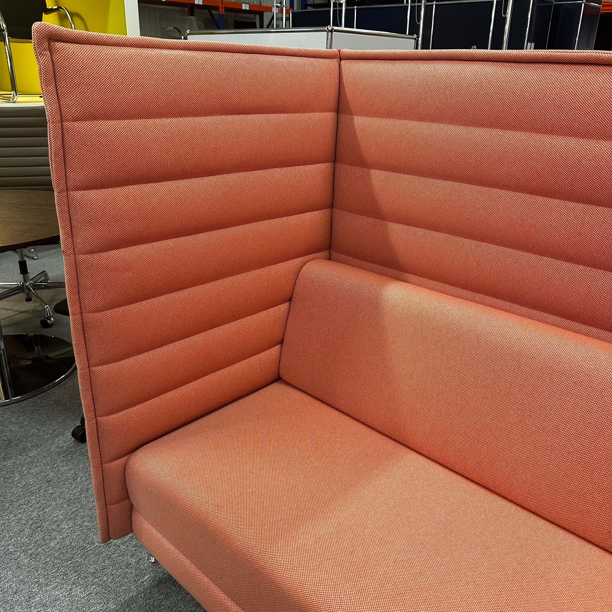 Vitra Alcove 3-Sitzer Sofa in pastellrot mit gepolsterten hohen Seiten- und Rückenpaneelen aus Stoff Hopsak und chromfarbenem Stahlrohrgestell.