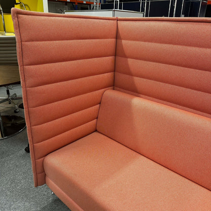 Vitra Alcove 3-Sitzer Sofa in pastellrot mit gepolsterten hohen Seiten- und Rückenpaneelen aus Stoff Hopsak und chromfarbenem Stahlrohrgestell.