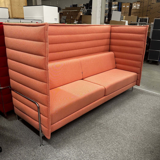 Vitra Alcove 3-Sitzer Sofa in pastellrot mit hoher gepolsterter Rückenlehne und Stahlrohrgestell