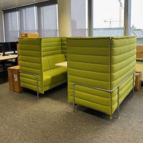 Vitra Alcove Cabin 2-Sitzer Highback grünes gepolstertes Sofa mit Arbeitsplatte und schallgedämmten Seitenpanelen