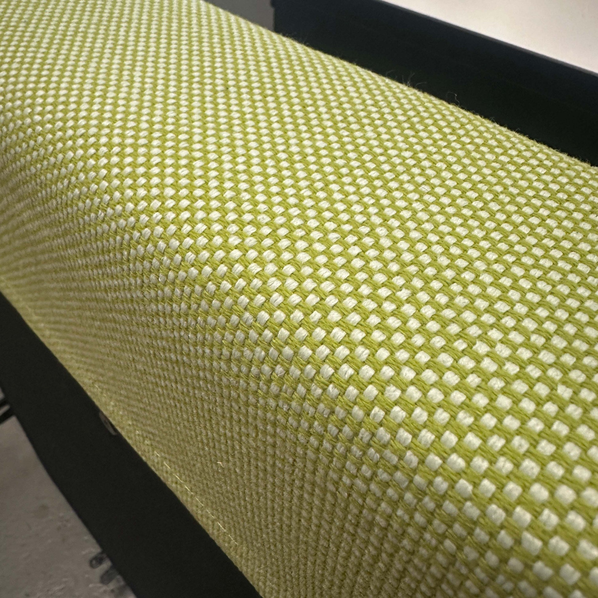 Nahaufnahme des hellgrünen Stoffbezugs des Vitra Alcove Cabin 2-Sitzers Highback