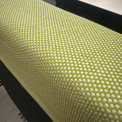 Nahaufnahme des hellgrünen Stoffbezugs des Vitra Alcove Cabin 2-Sitzers Highback