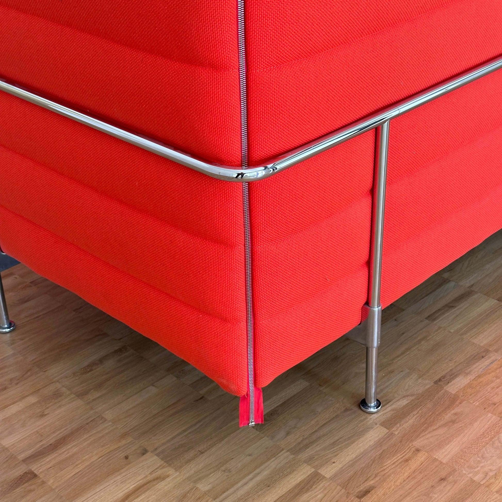 Vitra Alcove Cabin 2-Sitzer Highback Sofa in hellrotem Stoff mit Metallrahmen und Holzfußboden