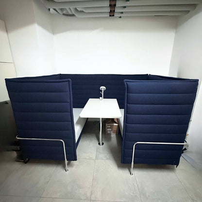 Vitra Alcove Cabin Highback 2-Sitzer mit Arbeitsplatte in dunkelblau und grau für akustische Dämpfung im Büro