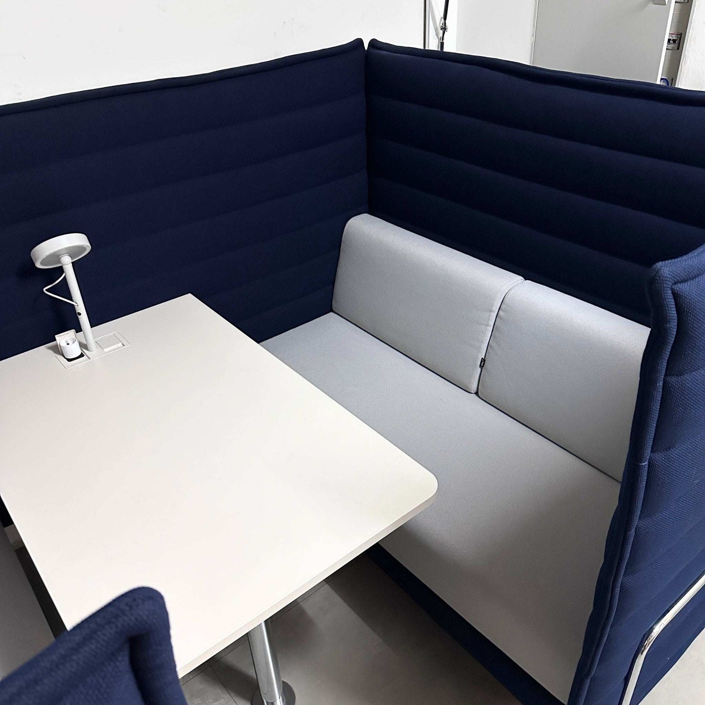 Vitra Alcove Cabin Highback 2-Sitzer dunkelblau-grau mit Tisch und Steckdosen für Büro