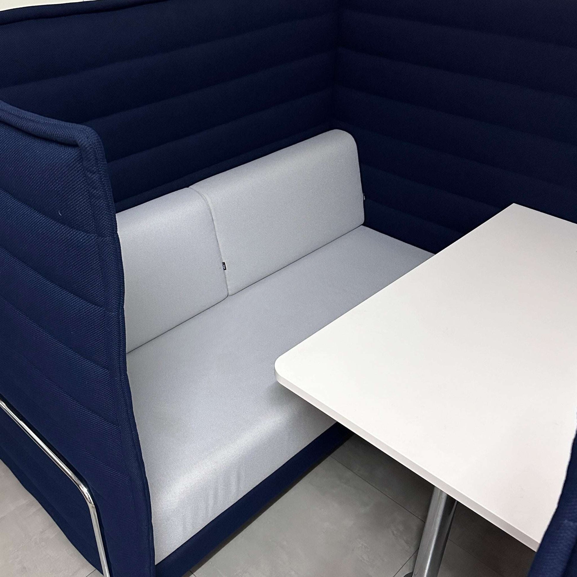 Vitra Alcove Cabin Highback 2-Sitzer mit Arbeitsplatte in dunkelblau und grau für Büroumgebungen