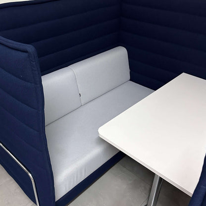 Vitra Alcove Cabin Highback 2-Sitzer mit Arbeitsplatte in dunkelblau und grau für Büroumgebungen
