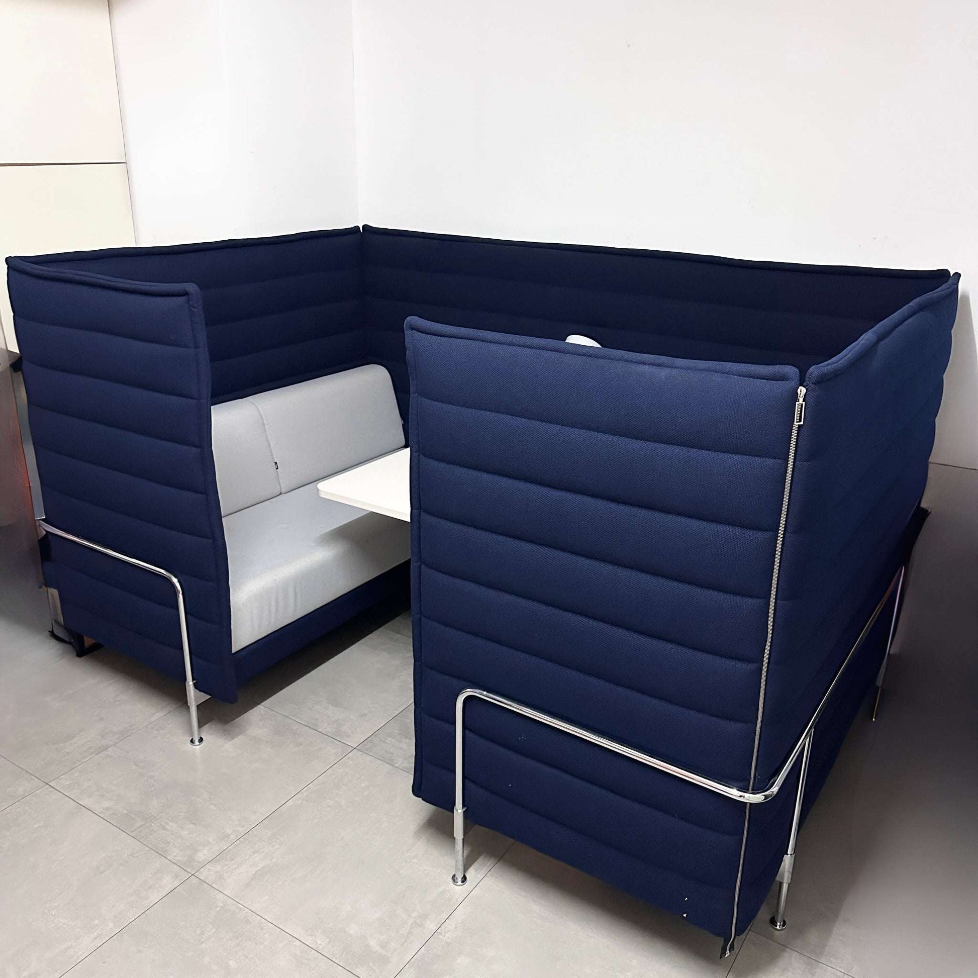 Vitra Alcove Cabin Highback 2-Sitzer mit Arbeitsplatte in dunkelblau und grau für Büro und Großraumbüro