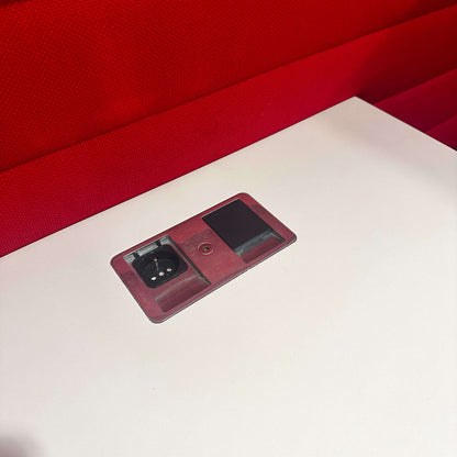 Vitra Alcove Cabin Highback Arbeitsplatz mit rotem Polster und integrierter Steckdose